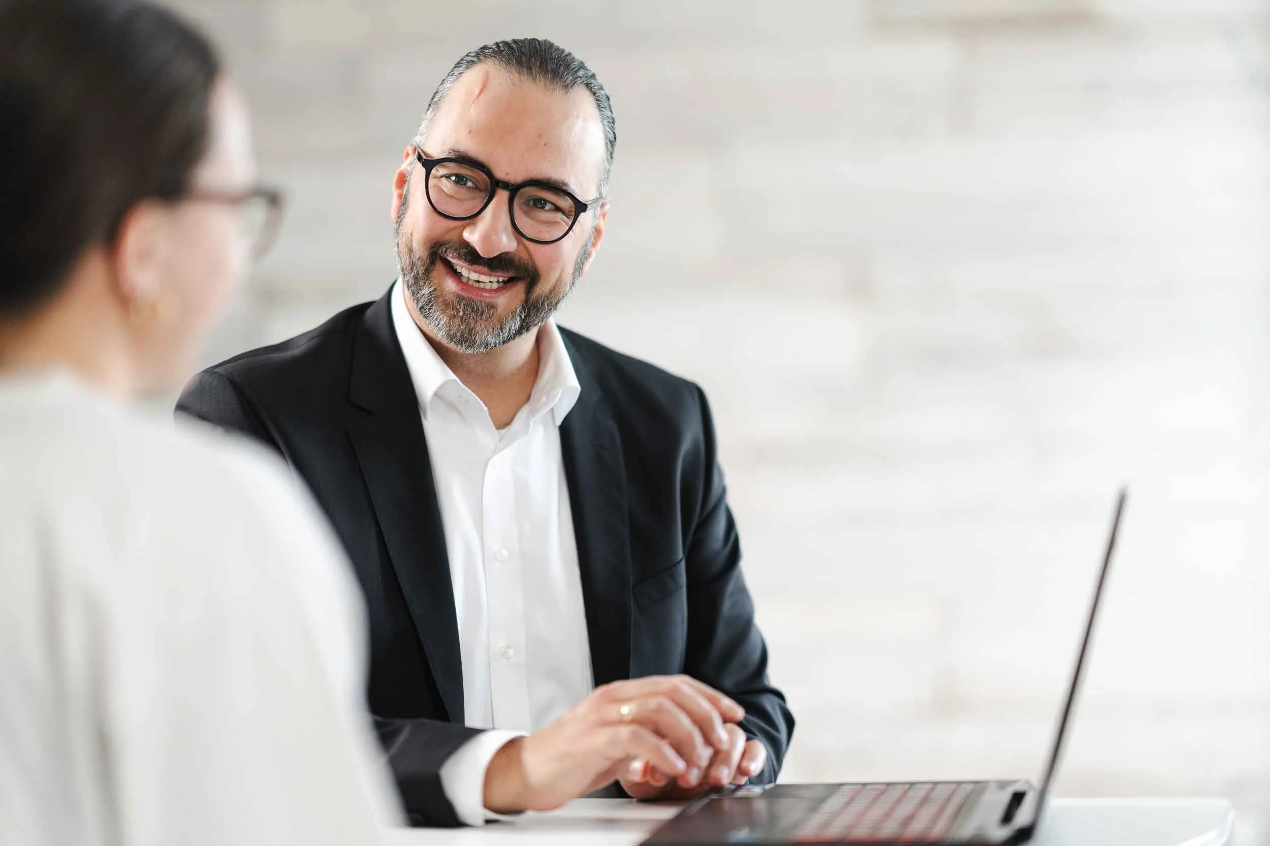 Ömer Özbekler in Beratungsgespräch