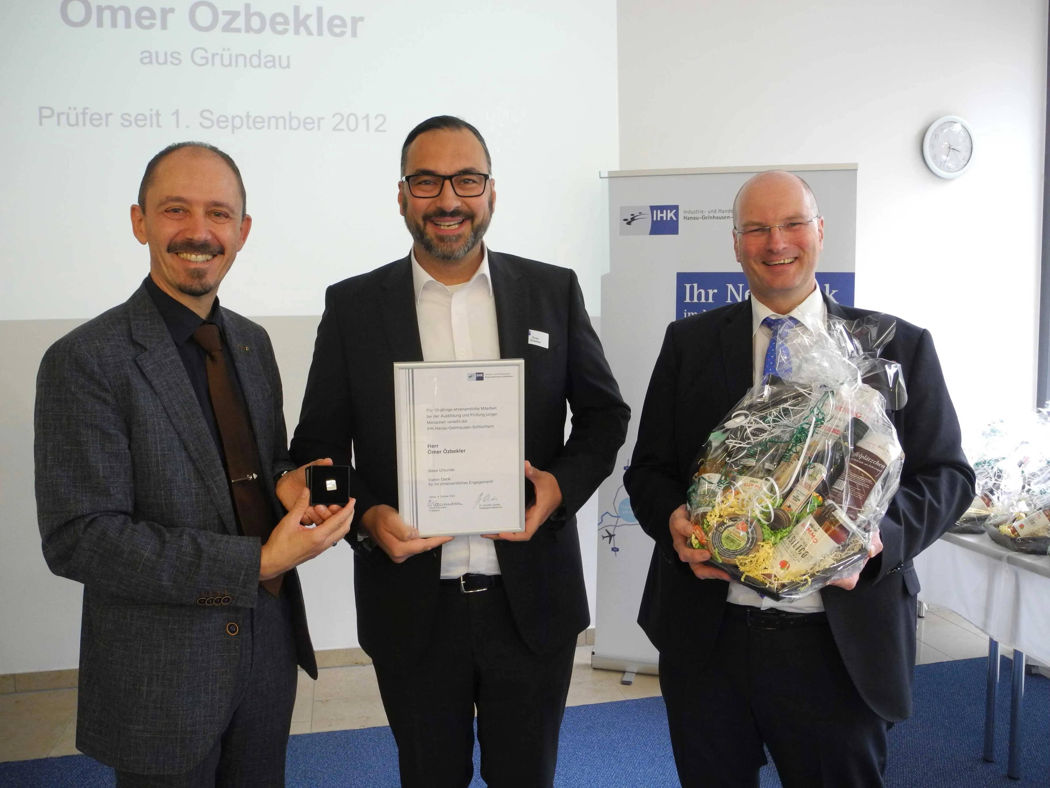 Urkundenverleihung der IHK Hanau-Gelnhausen-Schlüchtern für 10-jährige ehrenamtliche Mitarbeit bei der Ausbildung und Prüfung junger Menschen.